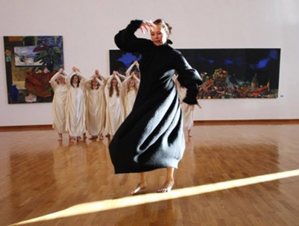 Fra fremføringen av et av Synne Skouens verk R'arier for en kjole. Urframføring i Lillehammer Kunstmuseum, 2009. Med sanger Ruth Wilhelmine Meyer og jentekoret fra Kulturskolen i Lillehammer. Koreografi: Sølvi Edvardsen. Kostymedesign Marit Eken Kalager. Foto: Knut Utler
