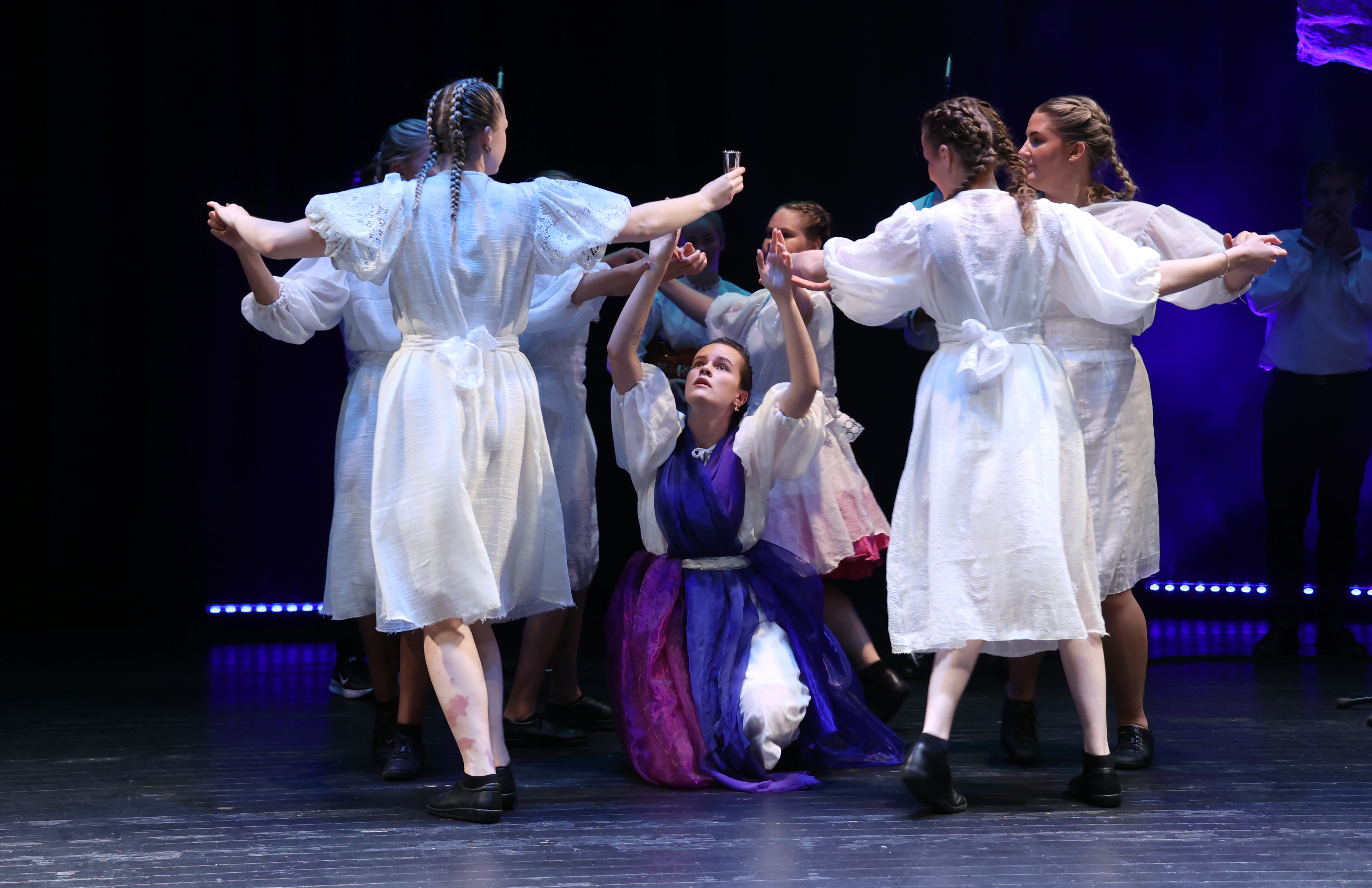 «Bergekongen» var ei ny framsyning som vart vist på Telemarkfestivalen i 2024 med 25 unge utøvarar frå Agder og Telemark på scena. Foto: Knut Utler / Telemarksfestivalen