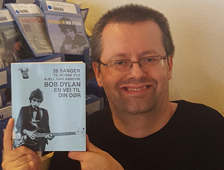 Tor Holmstad ved Harstad bibliotek har funnet fram Bob Dylans tekster oversatt av Kjell Ivar Sandvik.