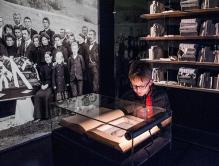 Fra utstillingen Homo Religiosus på Perspektivet Museum i Tromsø. Installasjonen er laget av billedkunstneren Lawrence Malstaf. Foto: Mari Hildung.