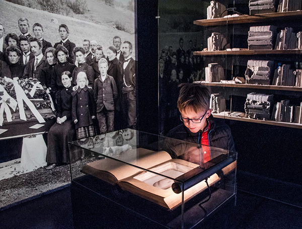 Fra utstillingen Homo Religiosus på Perspektivet Museum i Tromsø. Installasjonen er laget av billedkunstneren Lawrence Malstaf. Foto: Mari Hildung.