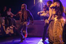 B16 (Bydel 16) er et dansekollektiv med base i Oslo. Kollektivet består av 23 dansere, skuespillere, sangere, poeter og skribenter mellom 16 og 32 år. Foto: Neil Nisbet/Article 19