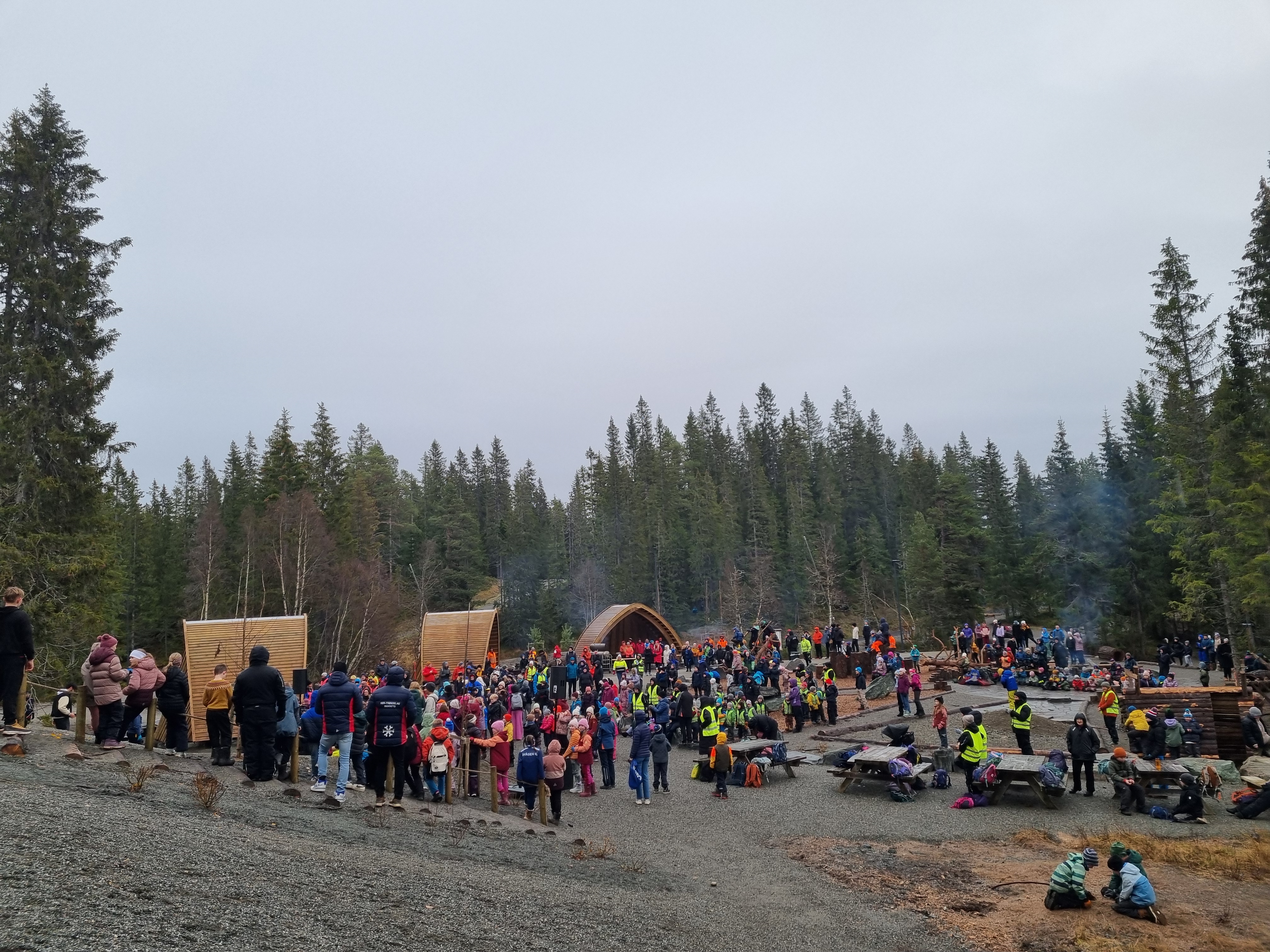 Åpning av Granåsen aktivitetspark i november 2024. Gapahukene er inspirert av sørsamisk byggteknikk. Under åpningen ble det servert samisk mat, og Ailo Thomassen gjorde BliMe-låta på lulesamisk. Foto: Tråanten Saemien Dåehkie / Daniel Steinfjell.