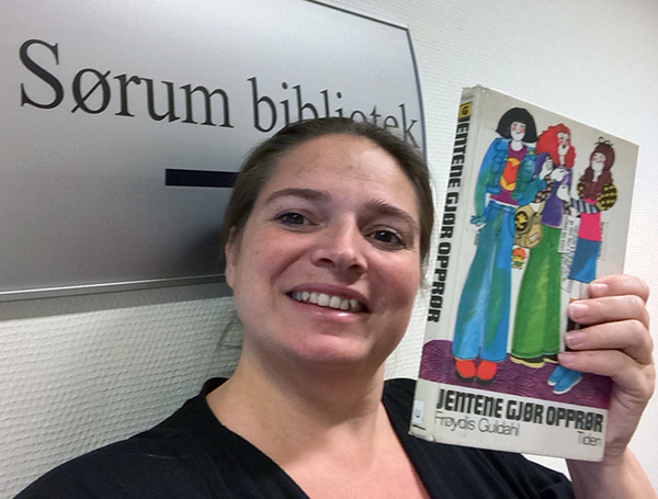 My Ragnhild Malfang fra Sørum bibliotek anbefaler <i>Jentene gjør opprør</i> av Frøydis Guldahl.