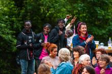 Hvordan kan vi sammen styrke kultursektoren når kulturlivet gjenåpner? Nå trenger vi sektorens innspill! Illustrasjonsfoto: Åpning av Sånåfest i Hølen i Akershus. Foto: Marta Anna Løvberg