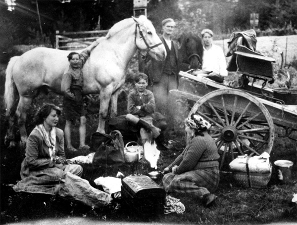 Reisende familie tar et rast i bakken, ca. 1950 i Elverumstraktene. Foto: Glomdalsmuseet