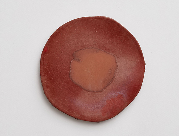 Nina Malterud: Hud, 2016. Leirgods, diam. 16 cm. Foto: Øystein Klakegg. © Nina Malterud / BONO