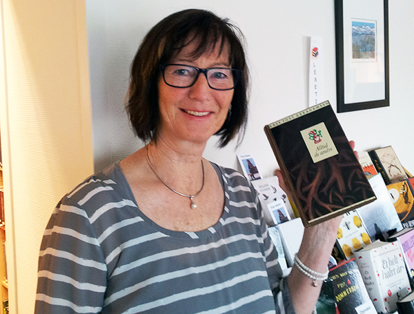 Any Heggebø ved Vindafjord bibliotek med boka Alltid de andre av Aase Foss Abrahamsen.