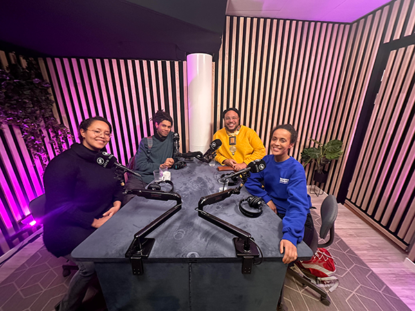 T.v: Programleder Gabrielle Solaké Graatrud, skuespiller Tani Dibasey, koreograf Thomas Talawa Prestø og skuespiller Selome Emnetu. Foto: Lucas Wienskol