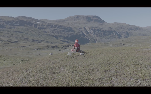 Dette bildet er fra opptak som Nuten film har gjort i Troms, og viser Inger Ellen Baal som skuer ut over landskap ved Kåfjorddalen.