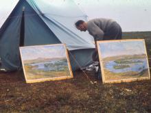 Ingen annen kunstner skal ha tilbrakt så mye tid med lerret ute i naturen og på Finnmarksvidda som Ivar Sælø. Nå blir historien om den kvenske kunstmalerens liv til film. Foto/rettighetshavere: Jan-Erik og Tor-Ivar Sælø.