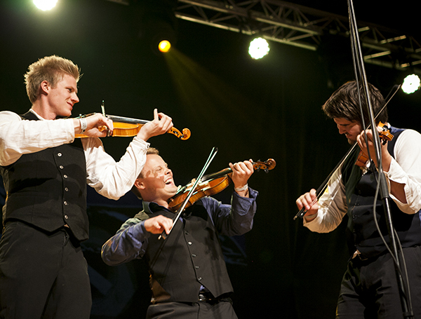 Bilete frå landskappleiken i 2016, klasse gruppespel senior. Kuraas, Feragen og Nyrønning frå Glåmos spellmannslag og Ålen spell- og danselag. Foto: Runhild Heggem / Folkorg.no