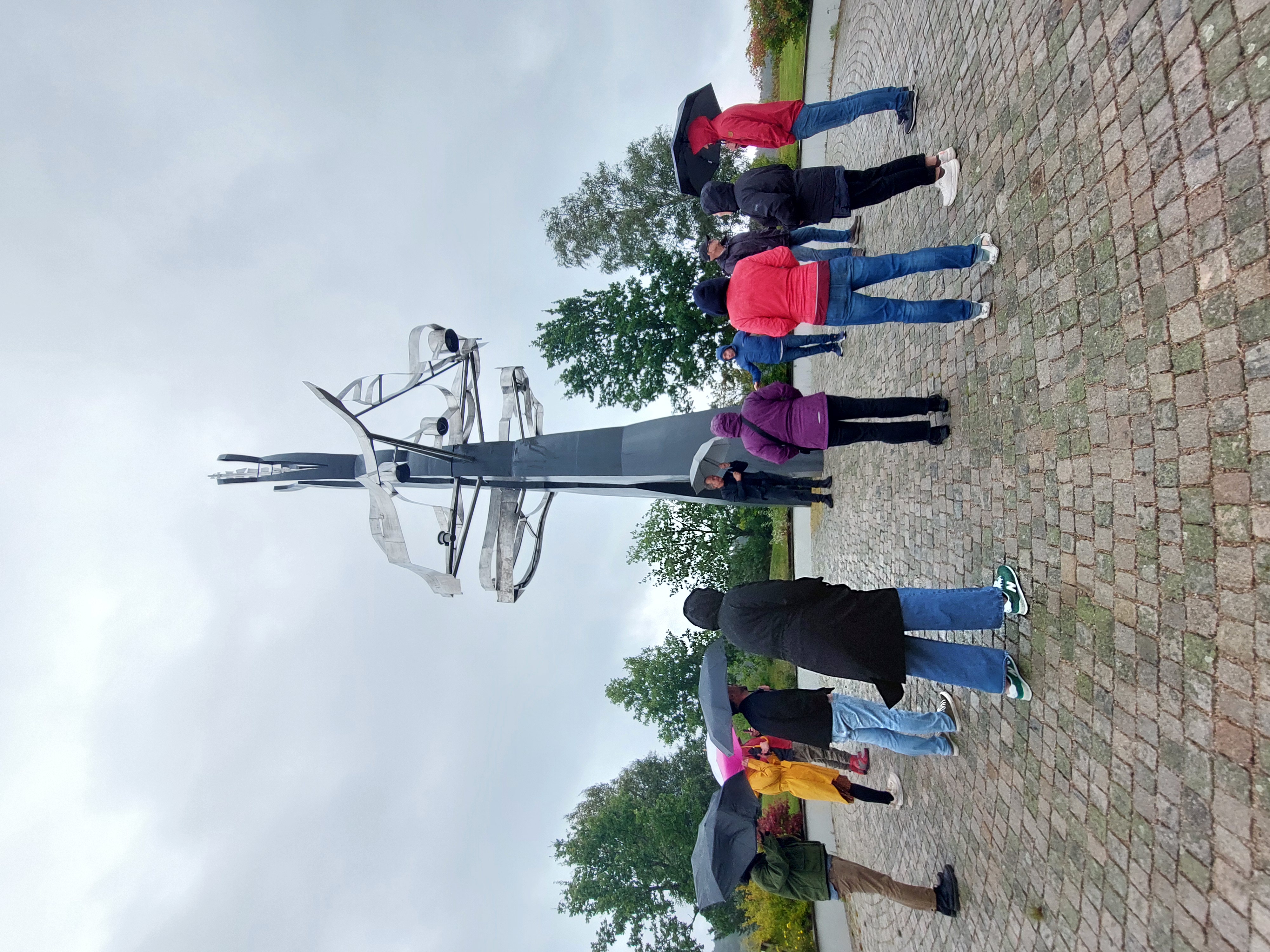 Frå Storedal Kultursenter i Skjeberg. Jon Gangdal og Erling Magnus Stordahl guidar utvalet – her ved Arnold Haukelands lydskulptur.