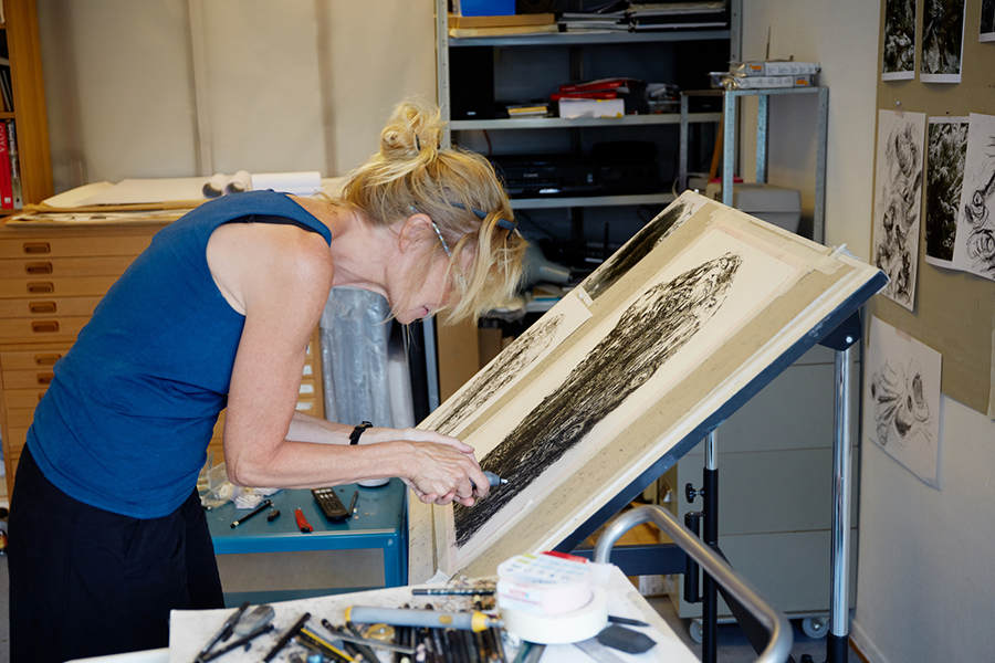 Illustrasjonsfoto: Billedkunstner Åslaug Krokann Berg i sitt atelier. Foto: Marta Anna Løvberg