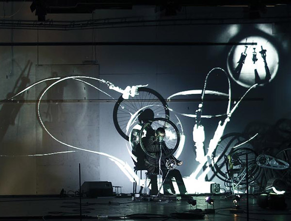 Fra Verdensteatrets produksjon And all the questionmarks started to sing, 2011. Foto: Verdensteatret.