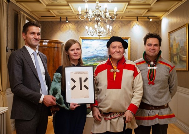 I 2024 fekk den samiske biletkunstnaren, aktivisten og kulturformidlaren Elle-Hánsa / Hans Ragnar Mathisen Kulturrådets ærespris. Her saman med rådsleiar i Kulturrådet, Sigmund Løvåsen, rådsmedlem Toril Johannessen og rådsmedlem Sigbjørn Skåden. Foto: Mihály Stefanovicz