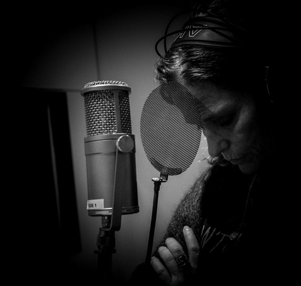 Sanger og låtskriver Kari Iveland i studio. Foto: Knut Koppang