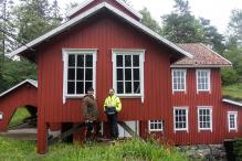 Befaring og nyregistrering av Tangvald Mølle i Bamble kommune, kvernhus og mølle fra 1887. Avdelingsleder Bjørn Rudborg og håndverker Hans Petter Musum fra Telemark Museum. Foto: Telemark Museum