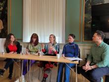 Foto fra en samtale under Norsk litteraturfestival på Lillehammer der kritikk av samisk barnelitteratur var tema.