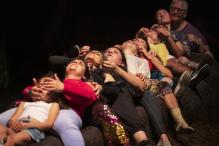 71bodies er et transinkluderende danse- og performancekompani grunnlagt av danseren og koreografen Daniel Mariblanca. Kompaniet bruker dans som utgangspunkt for å utvide forståelsen av hva det kan være. Hver produksjon inkluderer deltakere i ulike aldre og med forskjellige bakgrunner. I 2022 mottok kompaniet flerårig tilskudd fra Kulturrådet. Foto: Karin Jonkers.