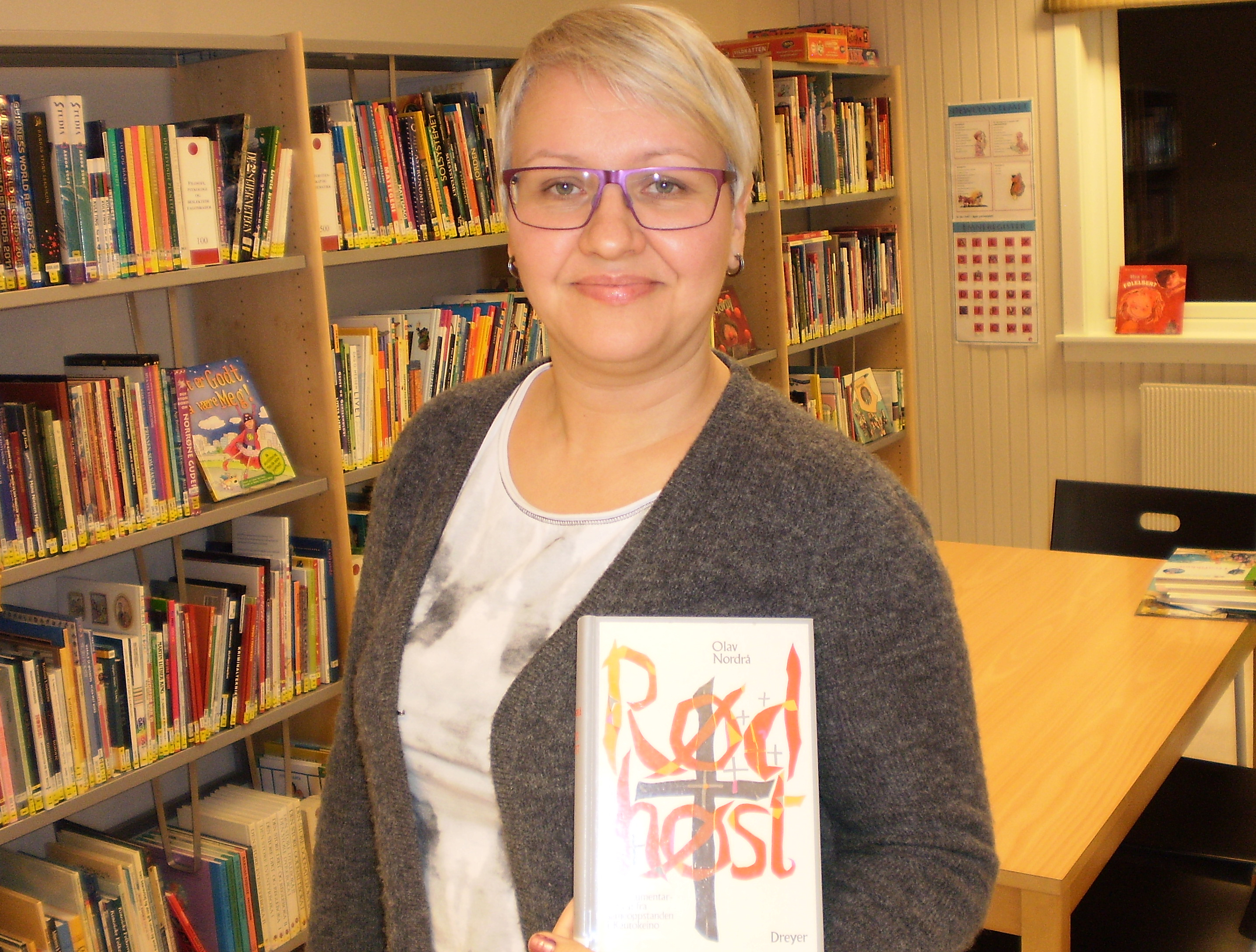Jorunn Johansen ved loppa folkebibliotek har valgt seg Rød høst av Olav Nordrå, en bok om Kautokeinoopprøret i 1852.
