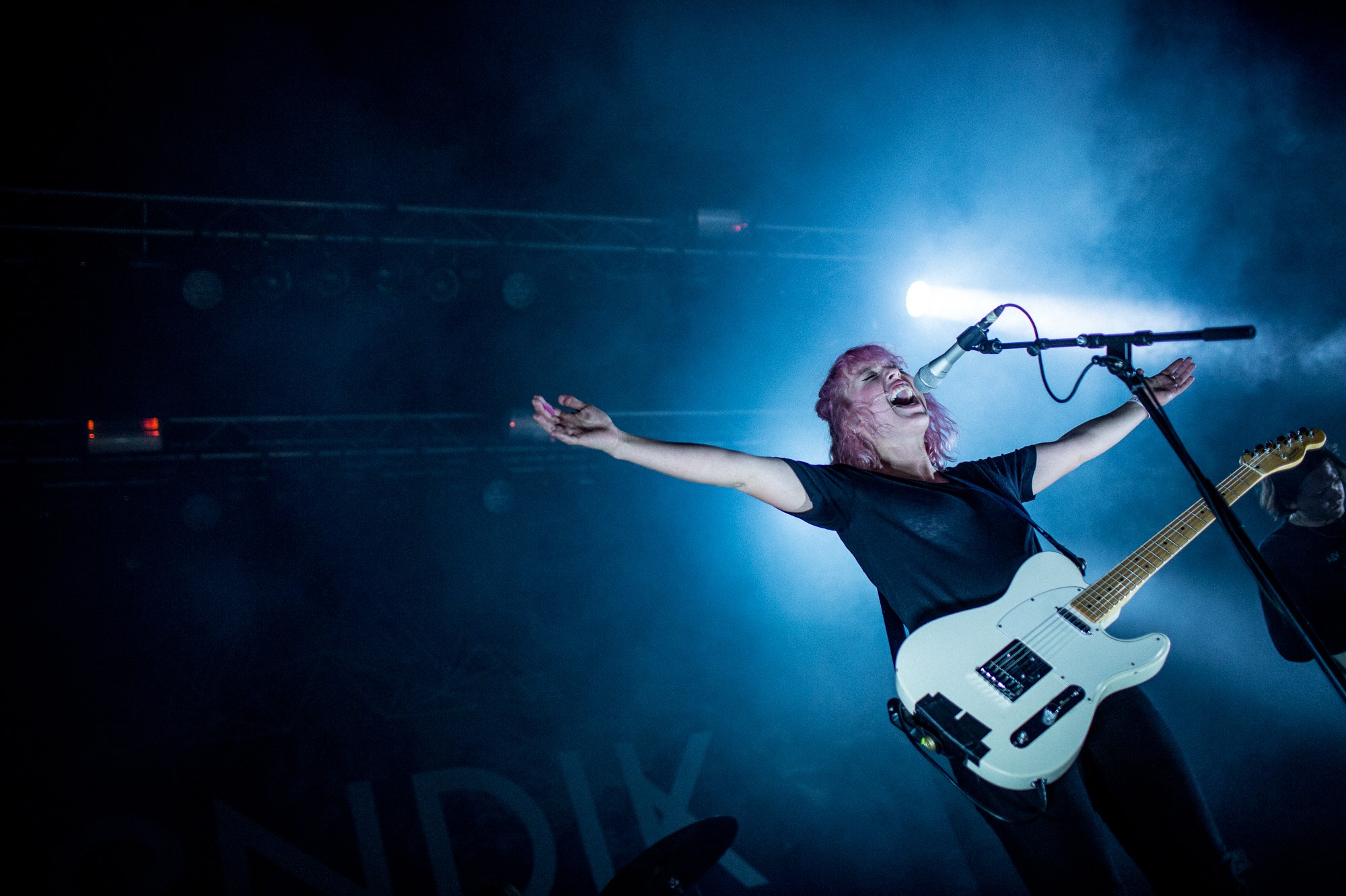 Mange kunstnere, og særlig musikere og scenekunstnere, har fått redusert inntekten sin som følge av koronapandemien. Her er Bendik i aksjon på scenen (foto: Max Emanuelson).