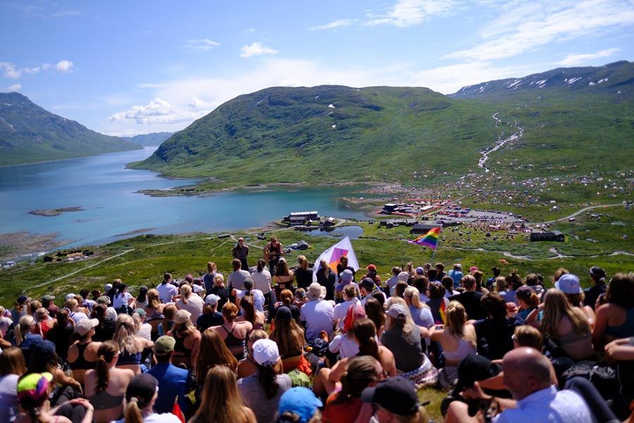 Publikum nyt kultur i naturskjønne omgivnader på Vinjerock. Foto: Lasse Andre Lyngaas