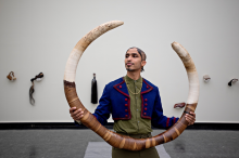 Billedkunstner Ahmed Umars unike skulpturer og installasjoner utforsker krysningspunktet mellom arabiske og afrikanske kunst- og håndverkstradisjoner, islamsk ornamentikk og skeiv identitet. Foto: Eirik Brekke / Bergens Tidende / NTB