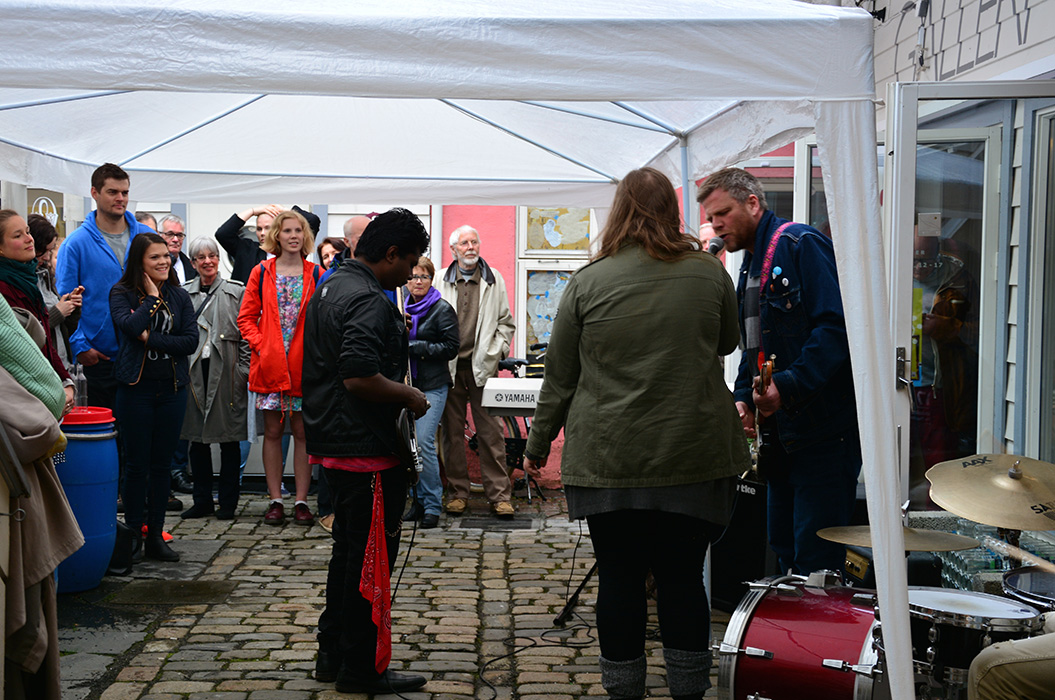 Konsert på utstillingsåpning 16. mai med Kom Nærmere, under ledelse av Viggo Krüger. Foto: S12