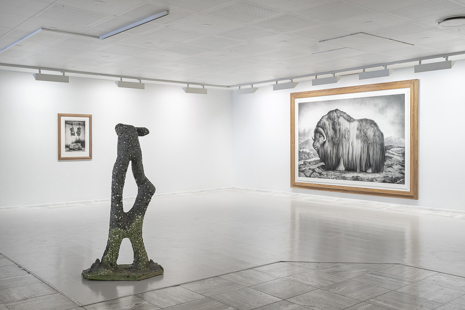 Fra Sandefjord Kunstforenings sommerutstilling 2022: «Vi står på sammenraste hull», Sverre Malling (tegning), Sverre Gullesen (skulptur). (Foto: Sandefjord Kunstforening).