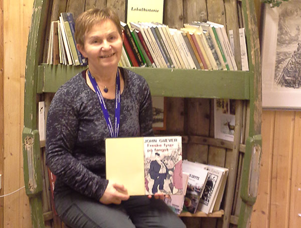 Jorid Langskjær fra Norges kanskje minste bibliotek på Træna, har valgt ut John Giævers <i>Freske fyrer på fangst</i> fra 1966.
