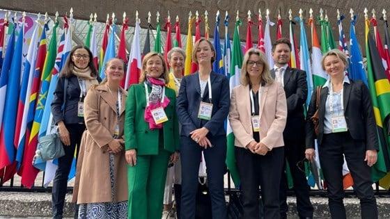 Norsk delegasjon til Mexico/MONDIACULT. Fra venstre 1. rad: Hanne Twedt Berli fra Den norske ambassaden i Mexico, dir. Kristin Danielsen i Kulturrådet, kultur- og likestillingsminister Anette Trettebergstuen, ambassadør Ragnhild Imerslund ved Den norske ambassaden i Mexico, Chargée de Mission Kristin Karlsen fra Norges faste Delegasjon til UNESCO og OECD. 2. rad: Seniorrådgiver Antoaneta Hansteen, ekspedisjonssjef Elisabeth Lier Haugseth og statssekretær Odin Adelsten Aunan Bohmann fra Kultur- og likestillingsdepartementet. Foto: UNESCO