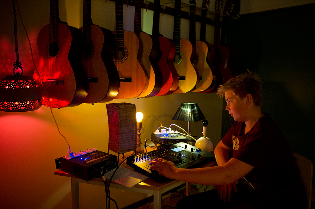 Elev kjører lysorgel til lampe- og video-installasjon av Ingeborg Staxrud Olerud. Foto Ingun A. Mæhlum