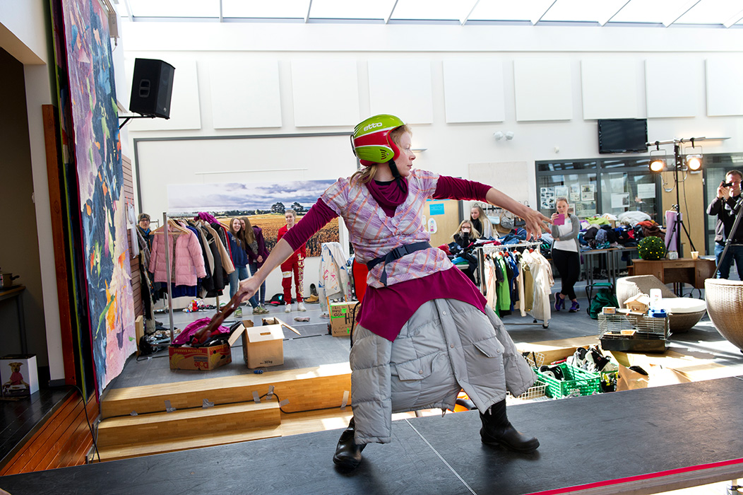 Catwalk med kunstnere og elever. Modell: Venke Sortland. Kolleksjon: Hege Pålsrud. Foto: Ingun A. Mæhlum