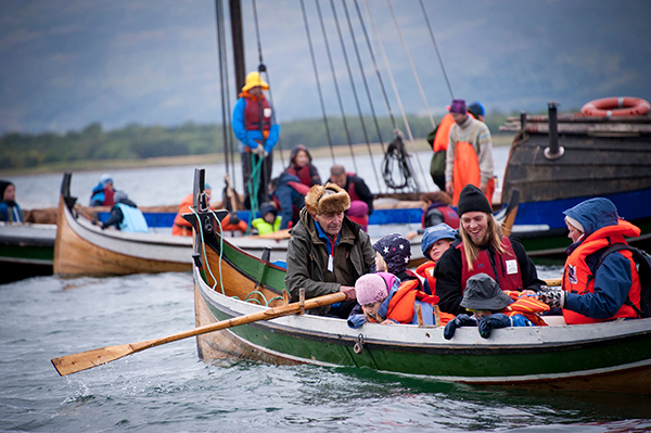 Seiling og roing, videreføring av kunnskap mellom generasjonene. Her organisert av Arctandria, kystforbundet i Tromsø. Nordlandsbåten er tradisjonelt bygget og brukt av kvener, samer og nordmenn. Foto: Adnan Icagic