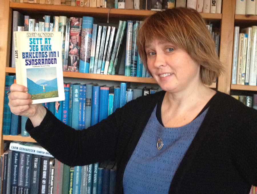 Anne Wang-Andersen fra Fana bibliotek, Bergen og romanen <i>Sett at jeg gikk baklengs inn i synsranden</i> av Erland Kiøsterud.