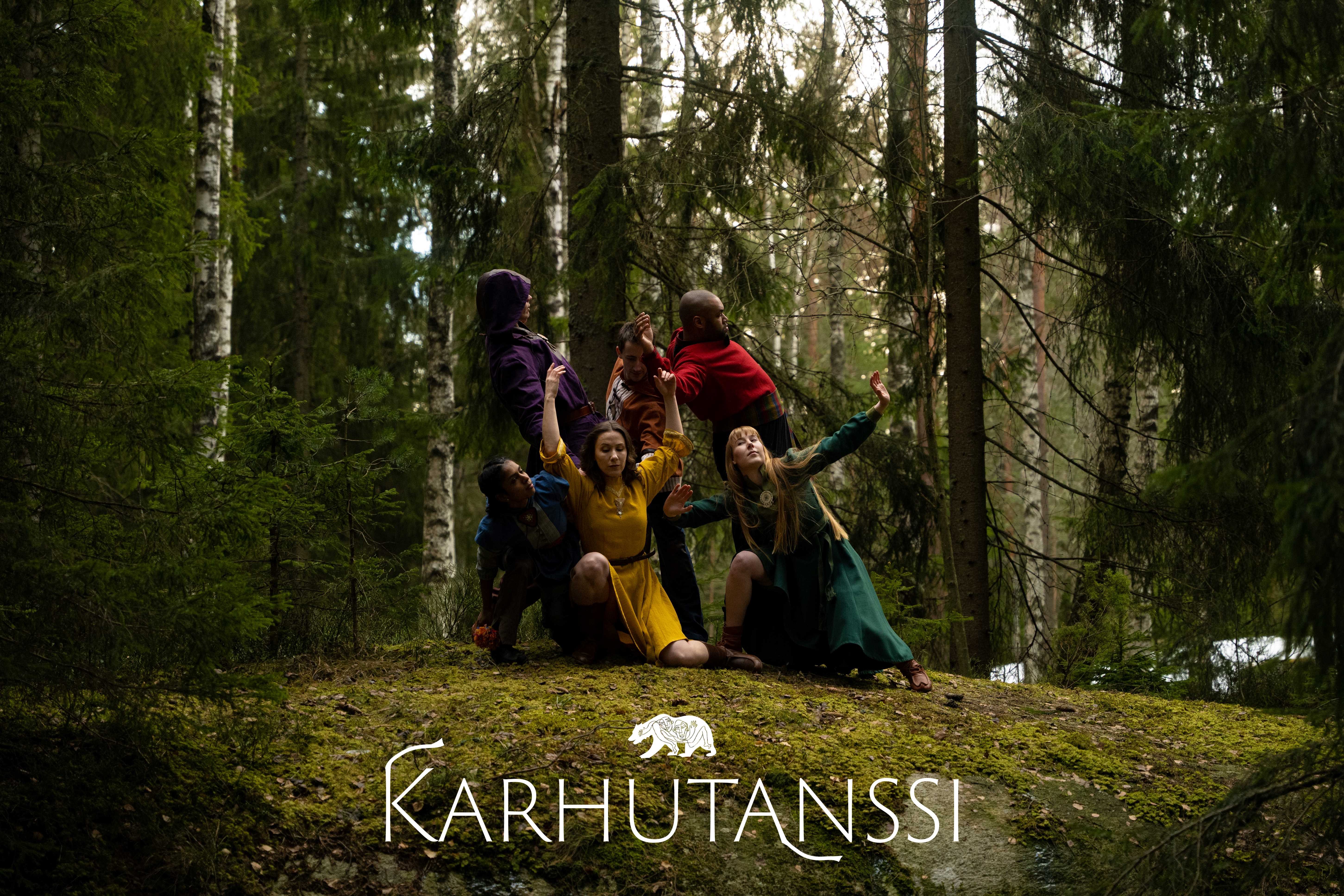Det nye kvenske dansekompaniet Karhutanssi Dance Company har fått tilskudd til å etablere seg i 2025. Dansere Sathieshnaa Sivamohan, Sindre Vik, Nora Svenning, Daniel Sarr og Astrid Serine Hoel i den første kvenske danseforestillingen. Foto: Matias Mørland.   