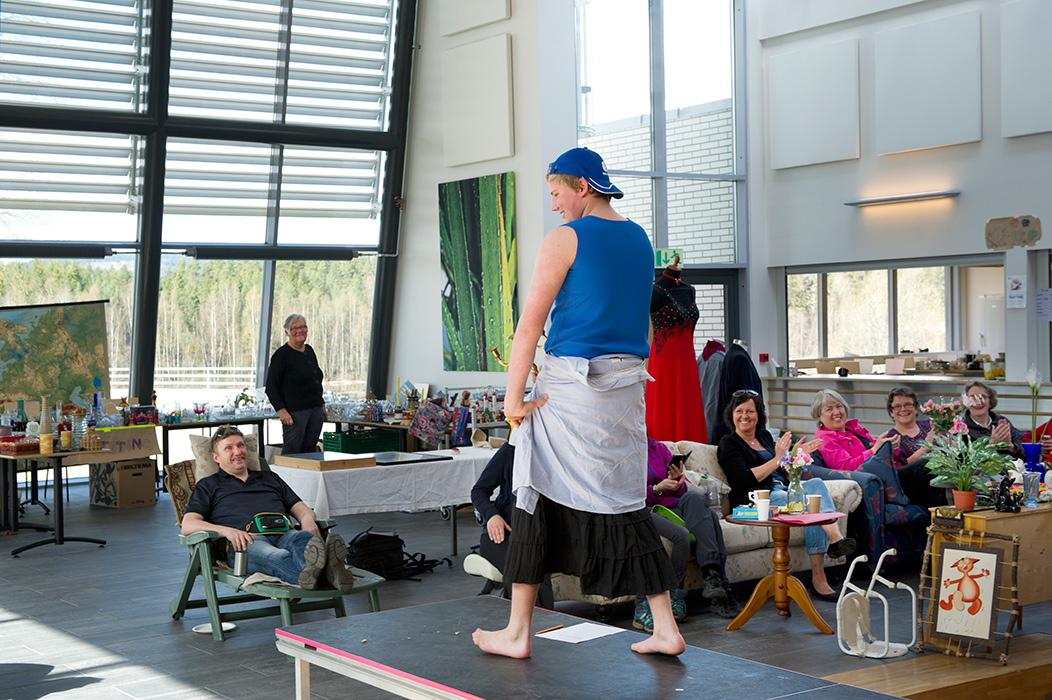 Catwalk med kunstnere og elever. Kolleksjon: Jennie Hagevik Bringaker. Foto Ingun A. Mæhlum