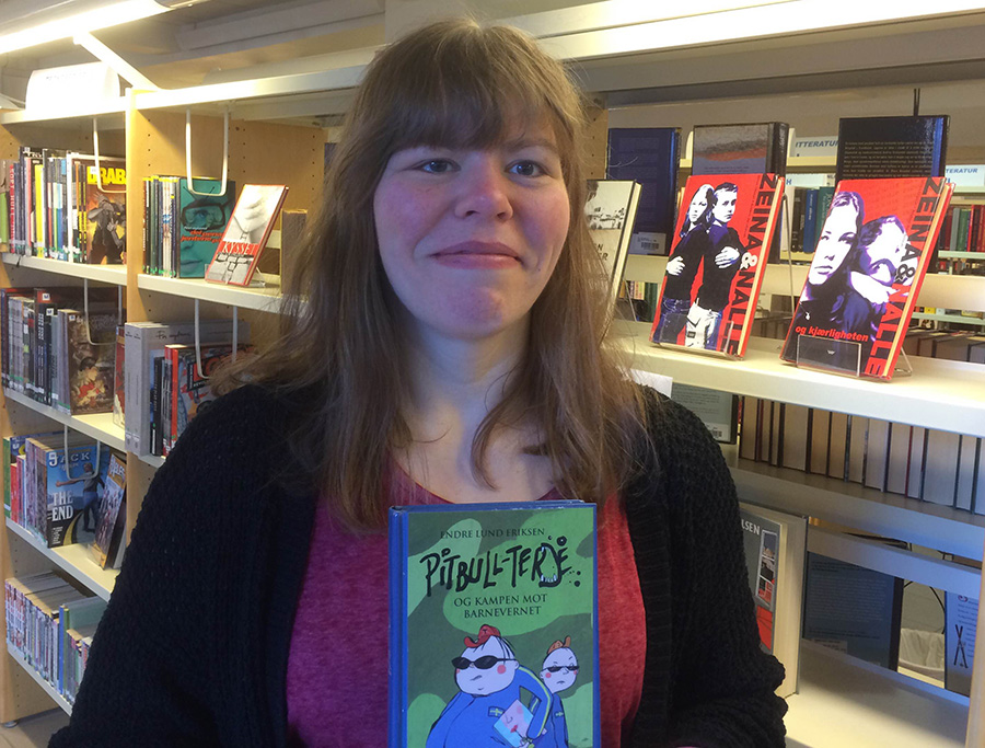 Ingeborg Westermann Hansen ved Hammerfest bibliotek finner evig aktuelle temaer i bøkene om Pitbull-Terje.