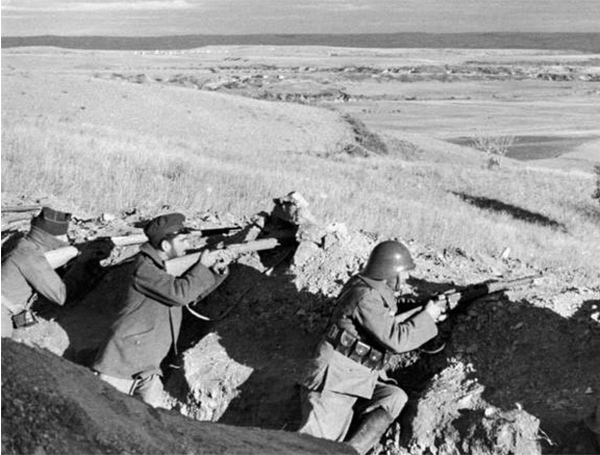 Soldater fra den internasjonale brigaden i kamp i Spania. Foto fra søknaden om støtte til dokumentarfilmen «Den frivillige».