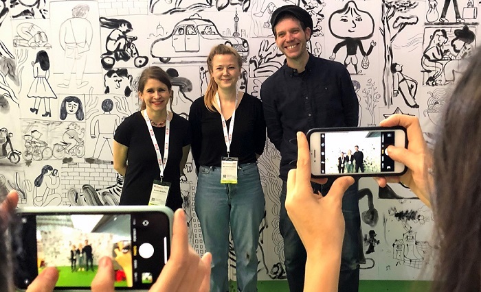 Magikon forlag sendte de norske illustratørene Mari Kanstad Johnsen, Bjørn Rune Lie og Kristin Roskifte til et internasjonalt marked på bokmessa i Shanghai i november 2019. Forlaget har fått tilskudd fra Kulturdirektoratet gjennom ordningen næringsutvikling. Foto: Magikon forlag.