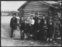 Gruppeportrett av skoltefamilie i friluft. Foto: Ellisif Rannveig Wessel. NMFF. CC BY 2.0