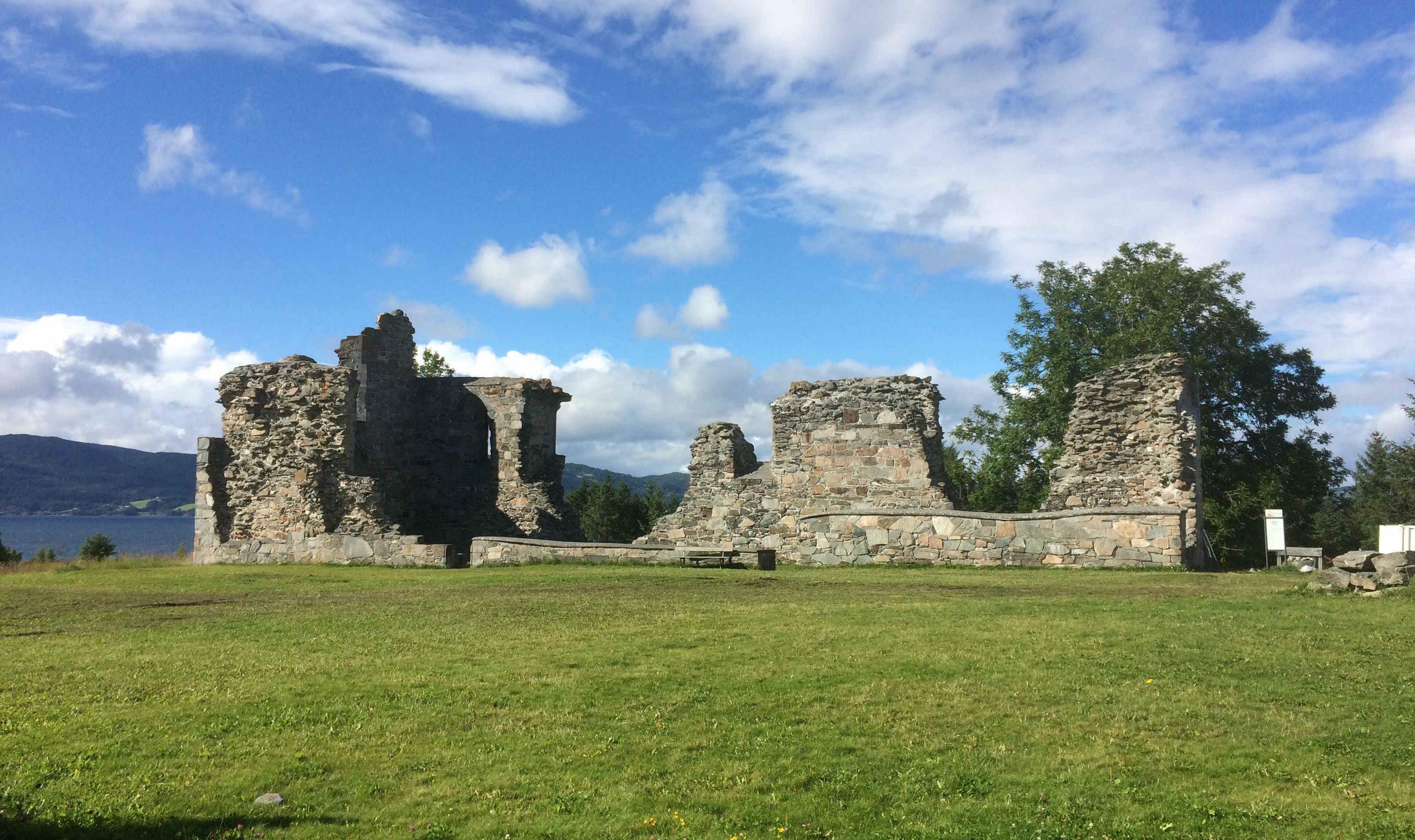 Klosterruinene på Tautra er en av arenaene der middelalderhistorien skal formidles gjennom nykomponert jazz. (Foto: Fortidsminneforeningen)