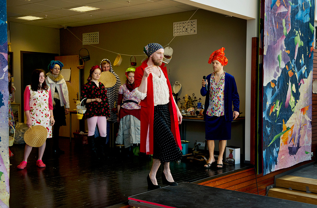 Catwalk med kunstnere og elever: Konferansier: Tobias Avlund Heiberg. Modeller: Jussi Salminen og Venke Sortland. Kolleksjon: Jennie Hagevik Bringaker. Foto Ingun A. Mæhlum