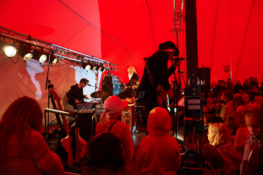 Miniøya er en barnefestival som har blitt støttet av Kulturrådet. Her opptrer Emil Nikolaisen. Foto: Anders Bergersen